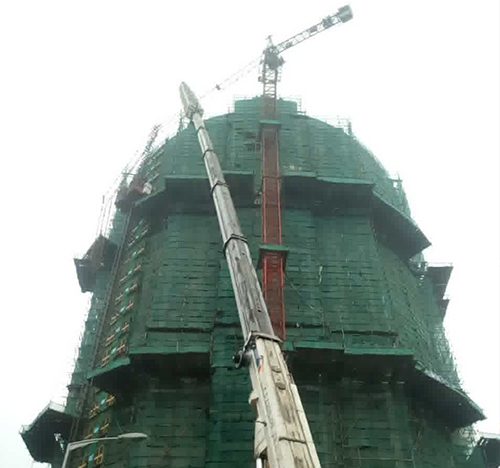 竹溪吊车在工地上作业